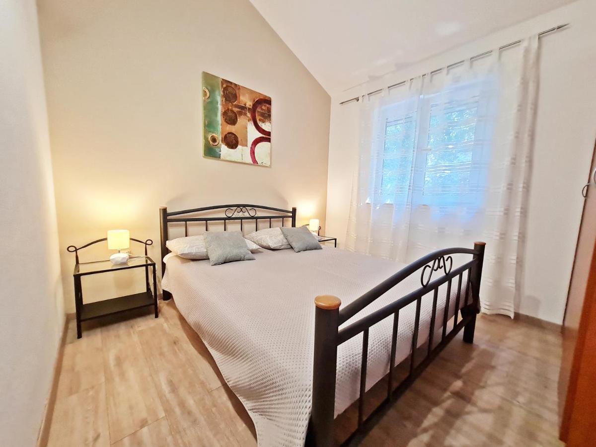 Apartment Ivana Borak Omiš Екстериор снимка