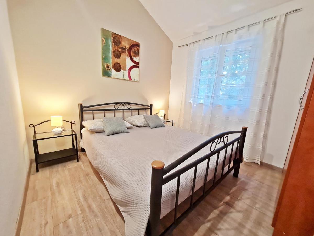 Apartment Ivana Borak Omiš Екстериор снимка
